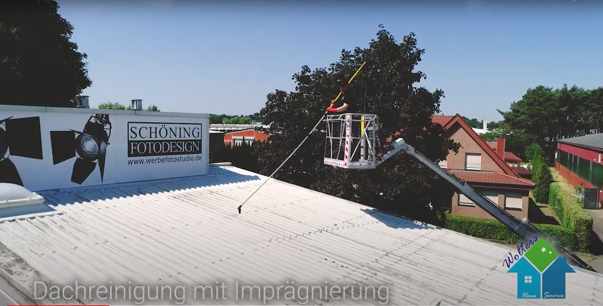 Dachreinigung in Rhede (Ems) mit professioneller Teleskoplanze.